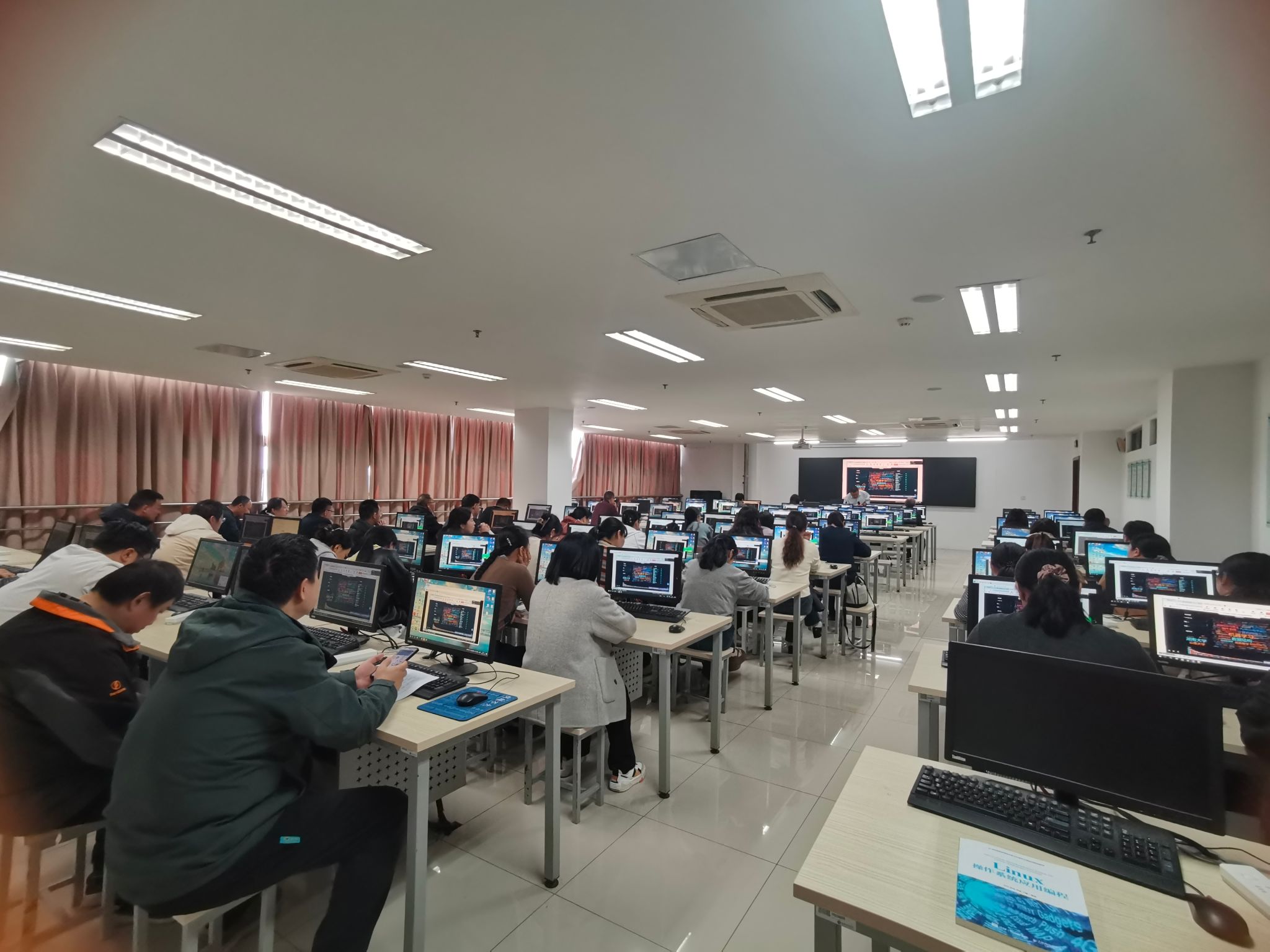 计算机工程学院组织举办“AI赋能课程建...